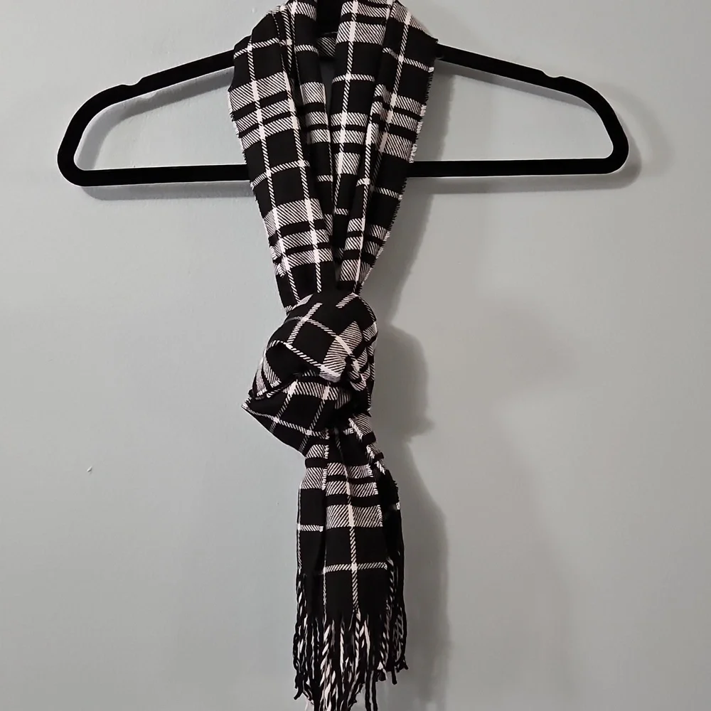 Trezo Black and White Long Blanket Style Plaid Scarf 12.5x72